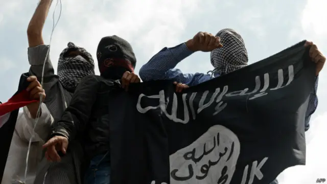 جس طرح رمادی میں دولت اسلامیہ کے جنگجو داخل ہوئے اور عراقی آرمی وہاں سے نکل گئی اس سے موصل کی ہار کی یاد تازہ ہوگئی