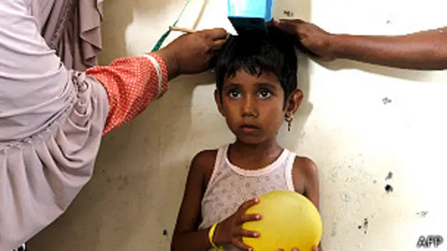 Niña medida en la clínica de emergencia establecida para los migrantes