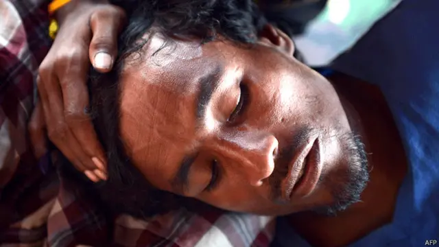 Joven sobreviviente siendo acariciado