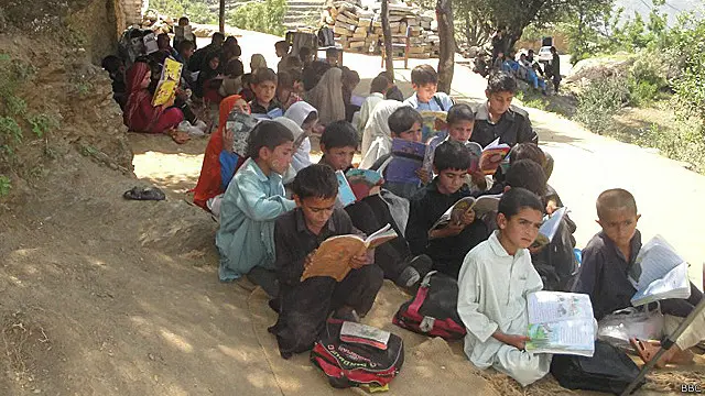 گاؤں کی آبادی چھ ہزار سے زیادہ ہے لیکن اس میں صرف گنتی کے چند لوگ ہی تعلیم یافتہ ہیں