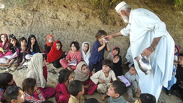 اپنی نوعیت کے اس منفرد اسکول کو مفت زمین دینے والے 70 سالا لعل شریف کا تعلق اسی گاؤں سے ہے