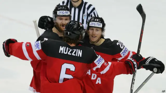 Сборная Канады празднует победу