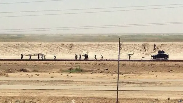 画面显示，伊拉克政府军仓皇撤退