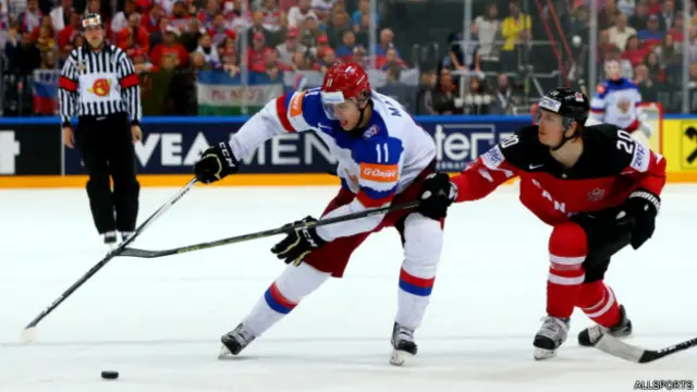 Евгений Малкин (слева)