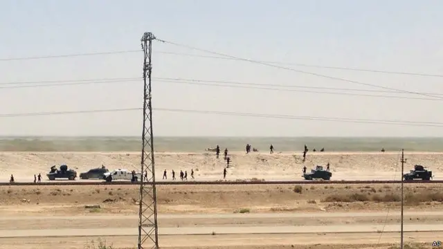 التقارير تشير إلى أن قوات الحكومة العراقية انسحبت من الرمادى في مشهد ساده الفوضى.