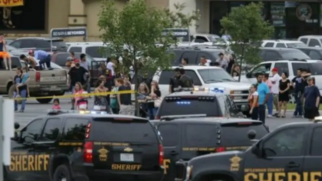 Tiada pengunjung restoran yang tewas atau cedera dalam insiden baku tembak antar geng motor tersebut.