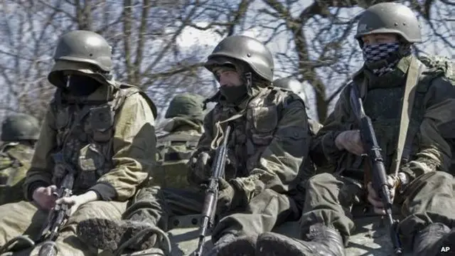 Ukraina mengatakan pasukan pemberontak (tampak di foto) dibantu oleh militer Rusia