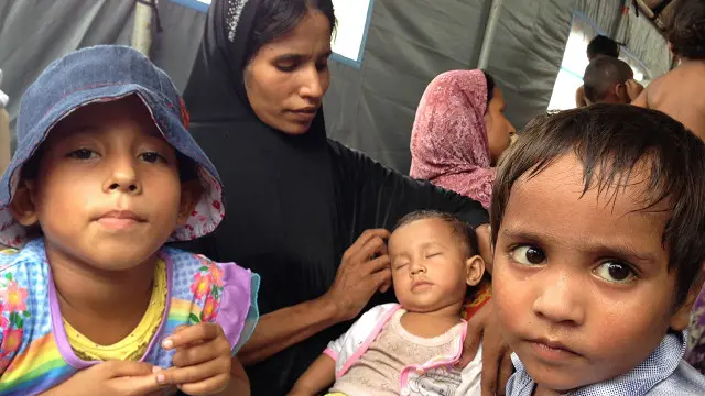 Orang ibu asal Bangladesh beserta anak-anaknya di lokasi pengungsian di Aceh Utara.