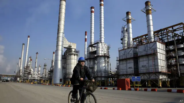 تقول تقارير إن صادرات إيران من النفط تضررت كثيرا بسبب العقوبات.