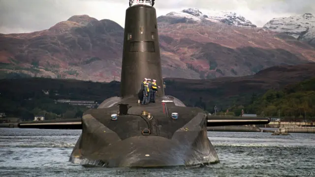 Ada empat kapal selam yang mengangkut senjata nuklir Inggris.