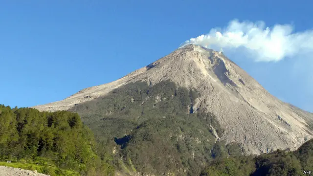 Para pendaki selalu diingatkan untuk hanya mendaki sampai Pasar Bubrah dan tidak sampai puncak. 