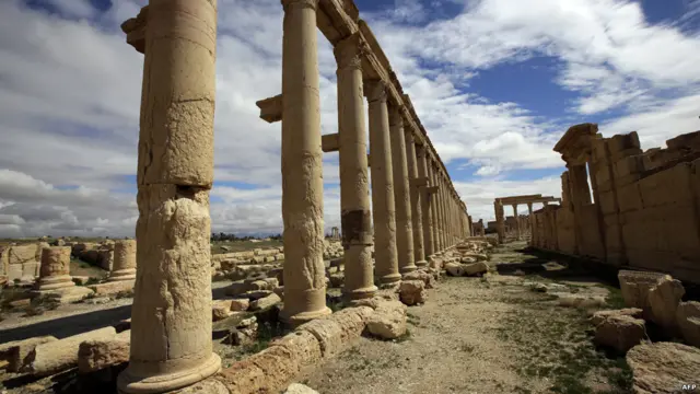 Palmyra nổi tiếng là một di tích Hy - La còn khá nguyên vẹn, có nguồn gốc từ thế kỷ thứ nhất tới thứ hai công nguyên và di tích nổi bật với một hàng phố lớn và hoành tráng. 
