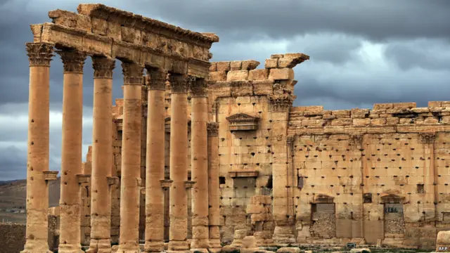 Thành phố Palmyra hiện đại - vẫn được người địa phương gọi là Tadmur - nằm ở vị trí có tính chiến lược quan trọng trên đường giữa thủ đô Damascus của Syria, và thành phố Deir al-Zour ở phía đông.