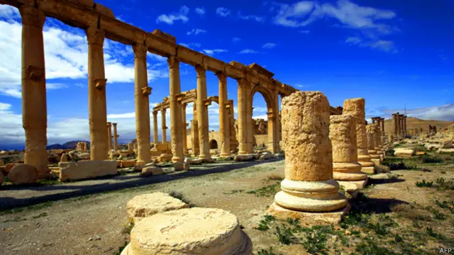 قال المرصد أيضا إن اشتباكات عنيفة اندلعت بين مسلحي داعش والقوات الحكومية على مقربة من آثار المدينة