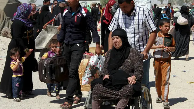 له رمادي نه د جګړې له وېرې زرګونه کورنۍ وتلې دي