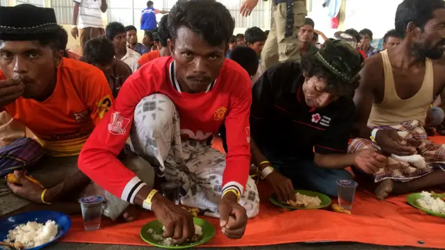 印尼亚齐兰沙港一批罗兴亚人船民在拘留中心内吃饭（17/5/2015）