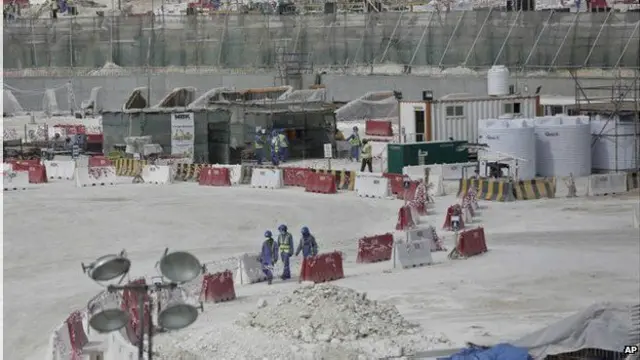 اچانک آٹھ سفید رنگ کی گاڑیوں نے ہماری گاڑی کو گھیر لیا اور ہم سے رکنے کو کہا