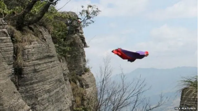 在约塞米蒂滑翔中,波特常用的滑翔衣底部不慎跳脱