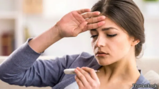 Mujer con dolor de cabeza