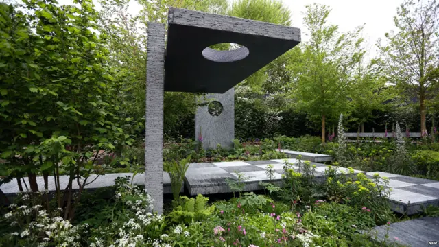 ڈیرن ہاکس نے سلیٹ کے 40 ہزار ٹکڑوں کی مدد سے اپنے باغیچے کی راہ گزر تیار کی ہے۔