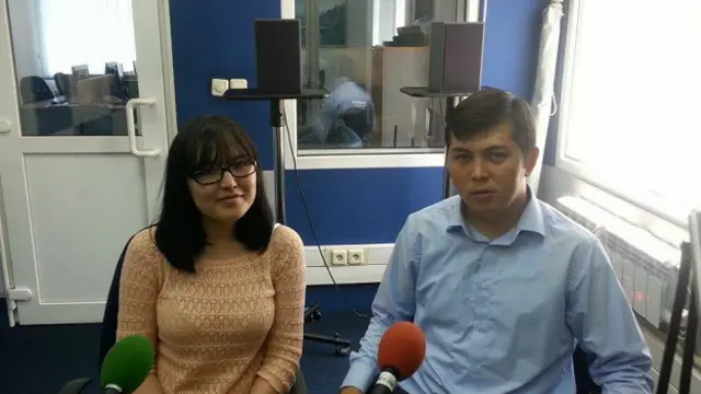 “Элден-Элге” коомдук бирикмесинин төрагасы, жаш хирург Орозбек Муратов жана уюмдун басма сөз катчысы, тамак-аш инженери Элвира Акимова