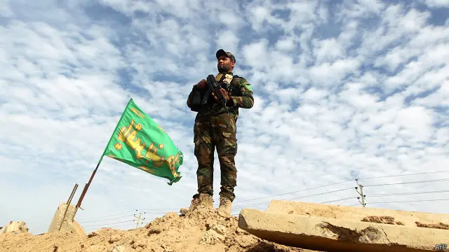 فوریه ۲۰۱۵: یک داوطلب شیعه در جریان تصرف یکی از روستاهای فلوجه در استان انبار 