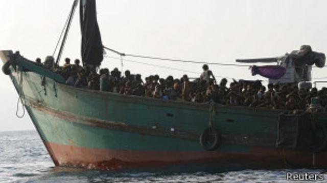 ပင်လယ်ထဲက စက်လှေတွေပေါ်မှာ ထောင်နဲ့ချီတဲ့ ဒုက္ခသည်တွေ ပိတ်မိနေဟု ယုံကြည်ရ။