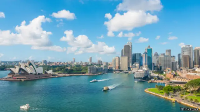 يرى البعض أن موقع استراليا البعيد عن بقية دول العالم جعلها منعزلة إلى حد ما