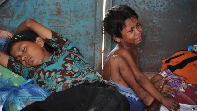 Ribuan pengungsi asal Bangladesh dan etnis Rohingya terdampar di pantai timur Aceh. 