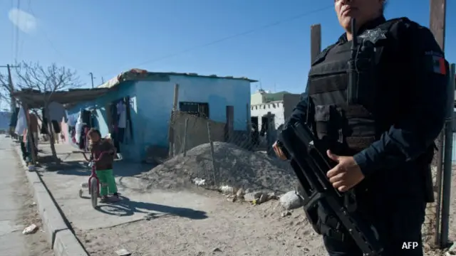 Policía vigila un barrio de Ciudad Juárez, Chihuahua.