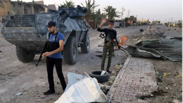القوات الامنية العراقية ومقاتلين من ابناء العشائر في الجزء الشمالي لمدينة الرمادي. 