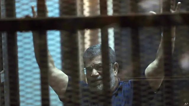 مرسي قال مرارا إنه لا يعترف بالمحكمة ويعتبر نفسه الرئيس الشرعي لمصر.