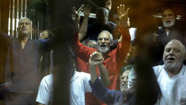 أحكام الإعدام شملت قيادات إخوانية من بينها الدكتور محمد بديع، المرشد العام لجماعة الإخوان، الذي حضر جلسة الأحد بملابس حمراء نظرا للحكم عليه بالإعدام في قضية أخرى.