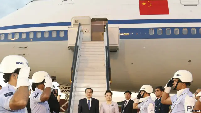 中国国务院总理李克强和夫人程虹抵达巴西