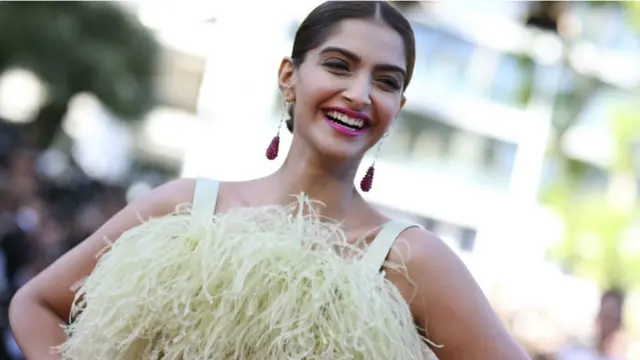 فرانس کے ساحلی شہر کین میں عالمی شہرت یافتہ سالانہ فلمی میلہ جاری ہے جس میں بالی وڈ کی شرکت میں ہر سال اضافہ ہو رہا ہے۔ سونم کپور یہاں فلم ’ان سائڈ آؤٹ‘ کی سکریننگ سے قبل اس لباس میں نظر آئیں۔