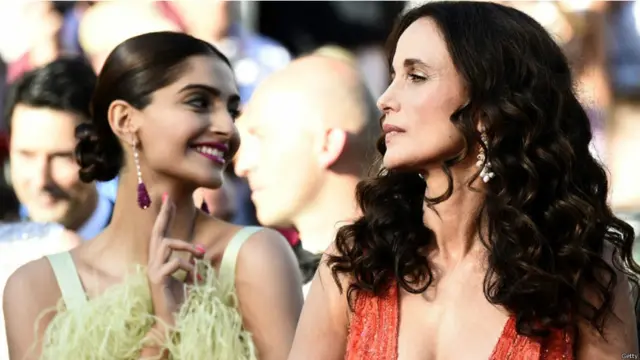 بھارتی اداکارہ سونم کپور امریکی اداکارہ اینڈی میکڈاول کے ساتھ۔