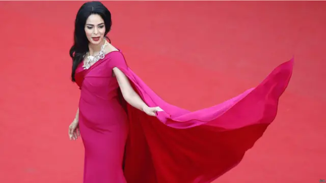 بالی وڈ اداکارہ ملکہ شیراوت اس سے قبل بھی کین فلم فیسٹیول میں شرکت کر چکی ہیں۔ اس بار وہ ’میڈ میکس: فیوری روڈ‘ کی سکریننگ پر ریڈ کارپٹ پر نظر آئیں اور تصویر کے لیے پوز کیا۔