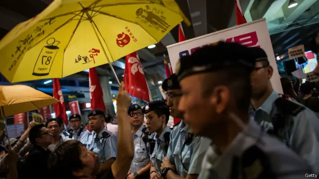 香港三间大学滚动民调最新结果出炉,对比上次的调查结果,支持政改人士下调1.2百分点,反对政改人士上升1.2百分点