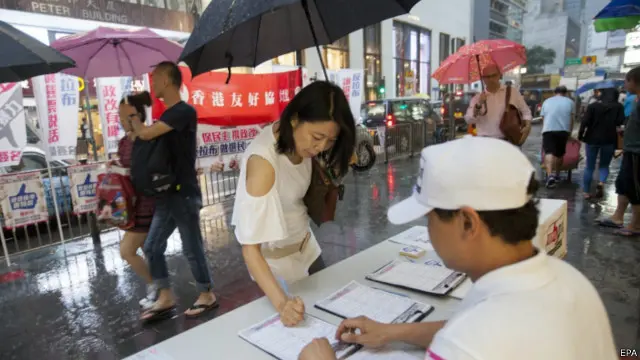 以周融为首的建制派团体“保普选、反暴力”大联盟自5月9日至17日于全港设立800多个街站,收集支持政改市民签名。