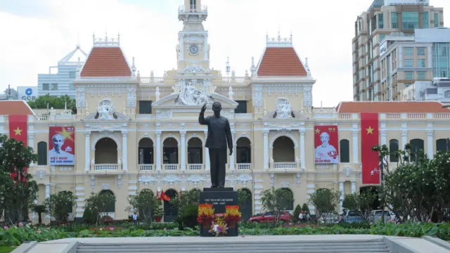 Vào ngày 19/5/2015, Việt Nam đánh dấu 125 năm ngày sinh Chủ tịch Hồ Chí Minh, người được Đảng Cộng sản xem là lãnh tụ thiên tài và anh hùng giải phóng dân tộc. Trước đó hôm 17/5, TP. HCM khánh thành công trình Tượng đài Chủ tịch Hồ Chí Minh.