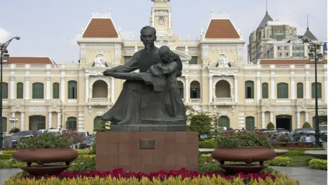 Công trình mới đã thay thế tượng "Bác Hồ với thiếu nhi". Theo thống kê, có khoảng 31 tượng Hồ Chí Minh ở các quảng trường, trung tâm hành chính, chính trị và 103 tượng trong khuôn viên trụ sở cơ quan, đơn vị trên cả nước.