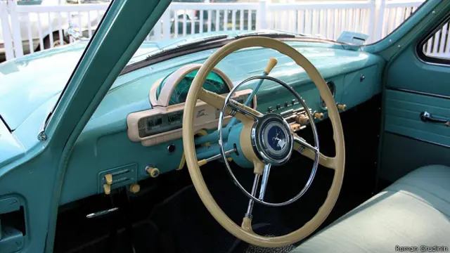 Простота приборной панели "Волги" 1957 года навеяна дизайном Ford начала 1950-х