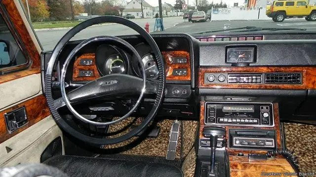 Центр управления ЗИЛ-41045. Через лобовое стекло виден Нью-Джерси, а не Москва