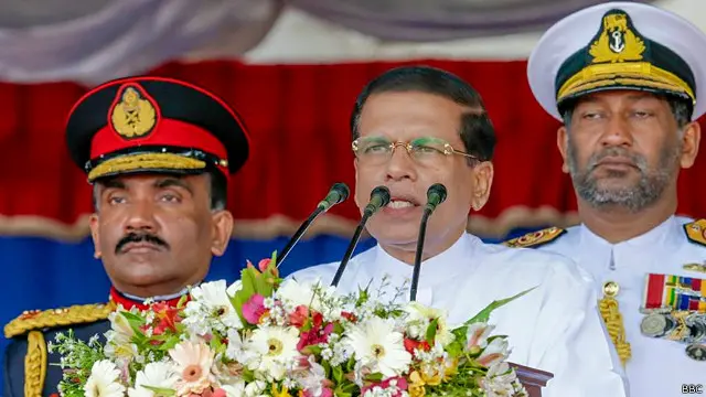 පදවි ප්‍රාප්තියෙන් වසරක් ගතවෙද්දී ජනපතිවරයාට බොහෝ ප්‍රශංසා පළ වන අතර, පොරොන්දු ඉටු නොකළ බවට විවේචනද එල්ල වේ 