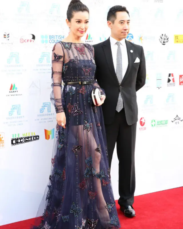 李冰冰（左）与电影节主席孔祥曦在红地毯上 