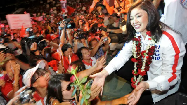 英拉在清迈拉票(21/5/2011)