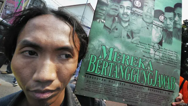 Pemerintah Indonesia cenderung mengedepankan penyelesaian rekonsiliasi, sementara sebagian pegiat HAM mendukung peradilan.