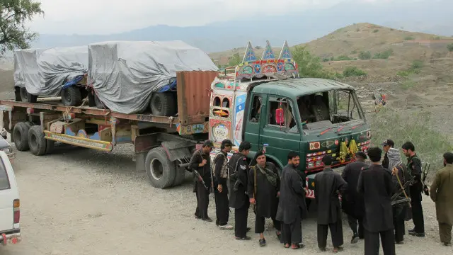 شورشیان مسلح بارها در خاک پاکستان به کاروان‌های تدارکاتی ناتو حمله کرده‌اند