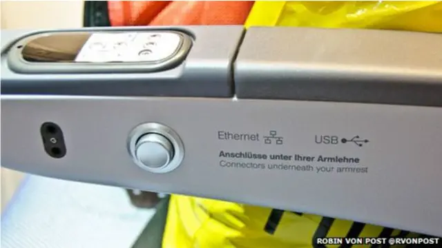 وہ اپنے لیپ ٹاپ کو سیٹ کے نیچے لگے ہوئے ’سیٹ الیکٹرانک باکس‘ کے ساتھ لگا کر رسائی حاصل کر لیتے تھے