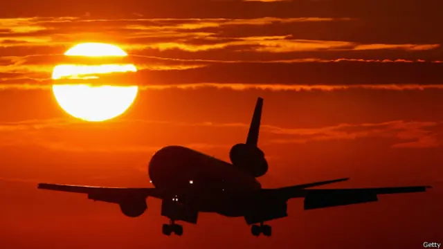 دستاویز کے مطابق کرس رابرٹ نے بتایا کہ وہ اپنی نشست سے جہاز کو اوپر اور ادھر اُدھر گھما سکتے تھے